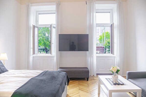1 bedroom, iron/ironing board, WiFi, bed sheets - Retro Charm Budget 1BR Apartment near AKH Hospital (Wien)