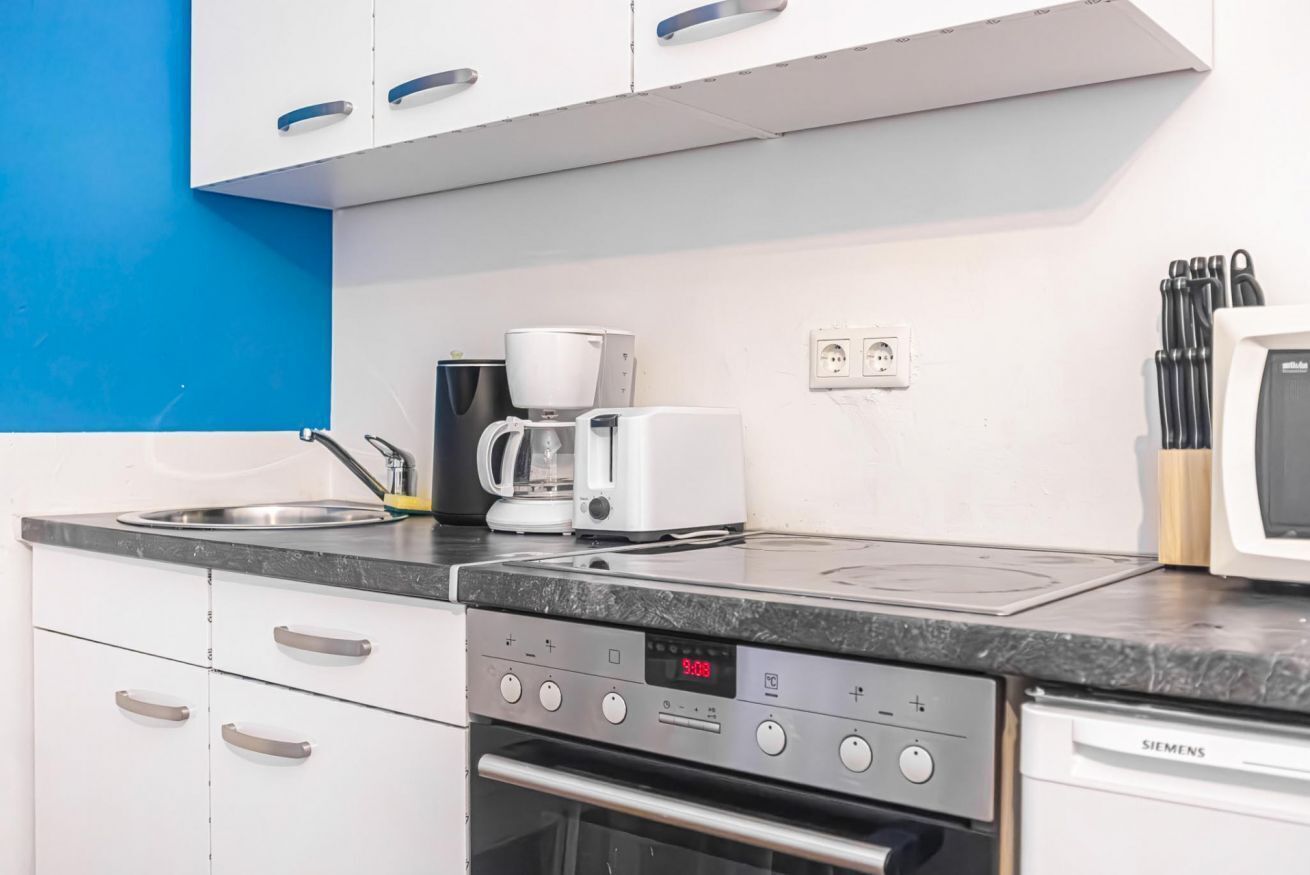 Mikrowelle, Ofen, Herdplatte, Wasserkocher mit Kaffee-/Teezubehör