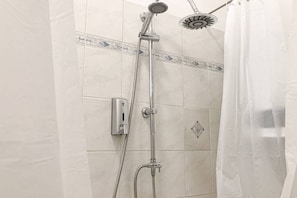 Sèche-cheveux, serviettes fournies, savon, shampoing
