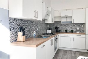 Mikrowelle, Ofen, Herdplatte, Wasserkocher mit Kaffee-/Teezubehör