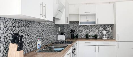 Micro-ondes, four, plaque de cuisson, cafetière/bouilloire