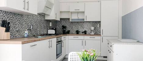 Micro-ondes, four, plaque de cuisson, cafetière/bouilloire