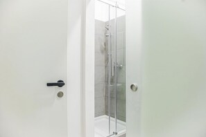 Dusche, Haartrockner, Handtücher, Seife