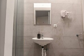 シャワー、ヘアドライヤー、タオル、石鹸