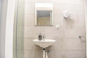 Douche, séchoir à cheveux, serviettes fournies, savon