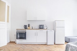 Réfrigérateur, micro-ondes, four, plaque de cuisson