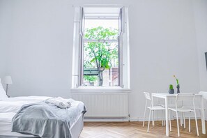 1 dormitorio, tabla de planchar con plancha, wifi y ropa de cama