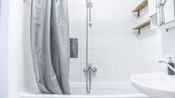 Haartrockner, HandtĂŒcher, Seife, Shampoo