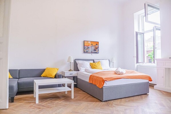 1 habitación, tabla de planchar con plancha, wifi y ropa de cama 