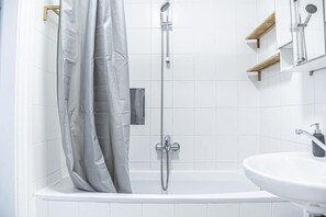 Hiustenkuivaaja, pyyhkeet, saippua, sampoo