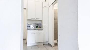 Kühlschrank, Mikrowelle, Toaster, Kochgeschirr/Geschirr/Besteck