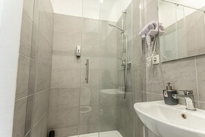 Dusche, Haartrockner, Shampoo, Toilettenpapier
