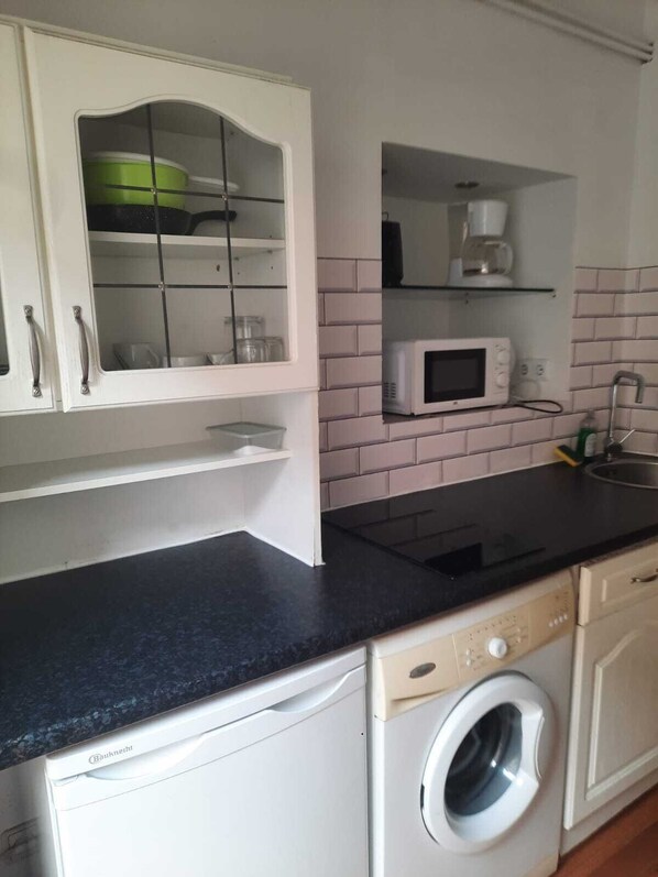 Mikroaaltouuni, liesi, kahvin-/teenkeitin, leivänpaahdin