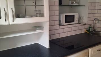 Mikrowelle, Herdplatte, Wasserkocher mit Kaffee-/Teezubehör, Toaster