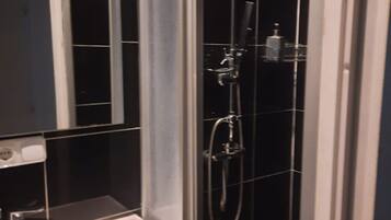 Dusche, Haartrockner, Handtücher, Seife