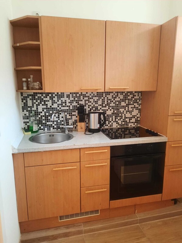 Frigorífico, horno, placa de cocina y tostadora