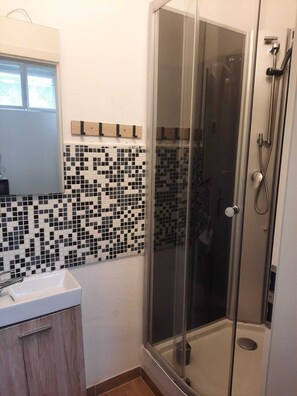 シャワー、ヘアドライヤー、タオル、石鹸