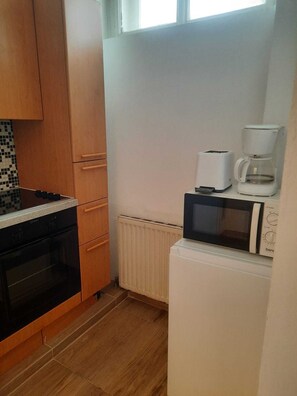 Frigorífico, horno, placa de cocina y tostadora