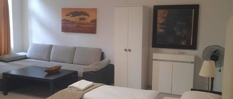 1 dormitorio, tabla de planchar con plancha, wifi y ropa de cama