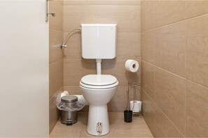 Douche, sèche-cheveux, serviettes fournies, savon