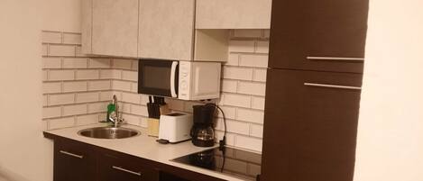 Een koelkast, een microgolfoven, een oven, een kookplaat