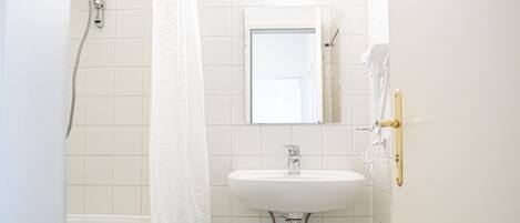 Hårtork, handdukar, tvål och schampo