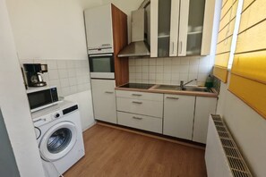 Jääkaappi, mikroaaltouuni, uuni, liesi