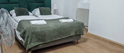 3 chambres, fer et planche à repasser, Wi-Fi, draps fournis