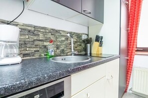 冷蔵庫、電子レンジ、オーブン、コンロ