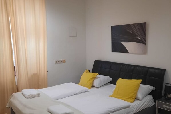 1 habitación, tabla de planchar con plancha, wifi y ropa de cama 