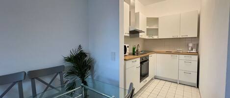 Jääkaappi, mikroaaltouuni, uuni, liesi