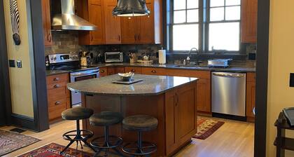 The Mission House- located in the Finger Lakes. Hike & bird watch. EV charger.