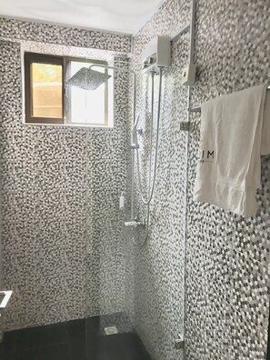 Bidet, towels, soap, toilet paper - Sweet Studio room w/free breakfast and Wi-Fi  (Accra)