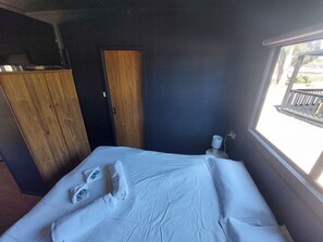 1 bedroom, bed sheets