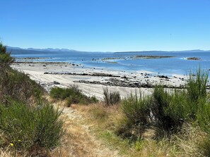 Ranta lähistöllä, aurinkotuoleja