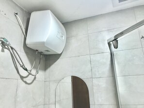 Doccia, bidet, asciugamani, sapone