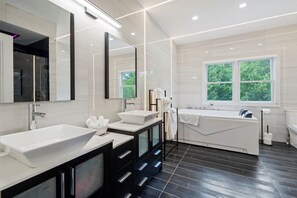 Dusche, umweltfreundliche Kosmetikartikel, Haartrockner, Handtücher