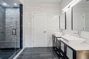 Een douche, milieuvriendelijke toiletartikelen, een haardroger