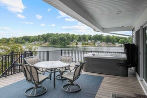 Outdoor dining - Cozy Lake Cottage: Chefs Kitchen, BBQ & Lake Views (Belding)