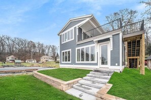 Exterior - Cozy Lake Cottage: Chefs Kitchen, BBQ & Lake Views (Belding)