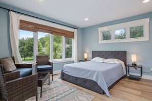 2 bedrooms, iron/ironing board, travel cot, WiFi - Cozy Lake Cottage: Chefs Kitchen, BBQ & Lake Views (Belding)