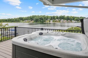 Outdoor spa tub - Cozy Lake Cottage: Chefs Kitchen, BBQ & Lake Views (Belding)