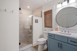 Shower, hair dryer - Cozy Lake Cottage: Chefs Kitchen, BBQ & Lake Views (Belding)