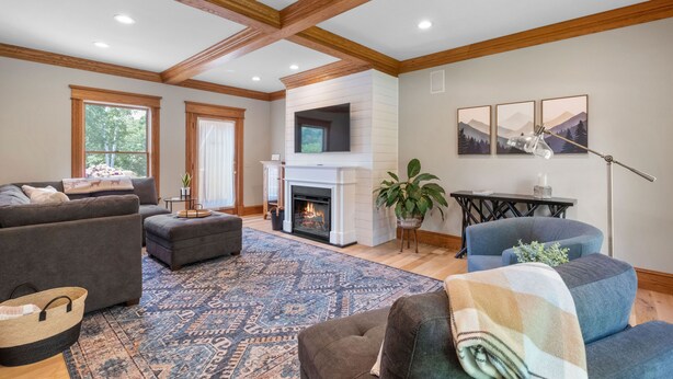 Smart TV, chimenea, libros y estéreo 