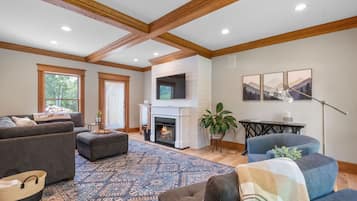 Smart TV, fireplace, books, stereo