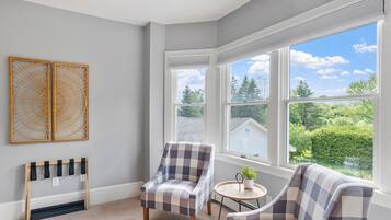 Smart TV, fireplace, books, stereo