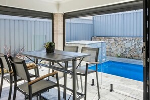 Outdoor dining - Rengor Executive Retreat (Belmont North)