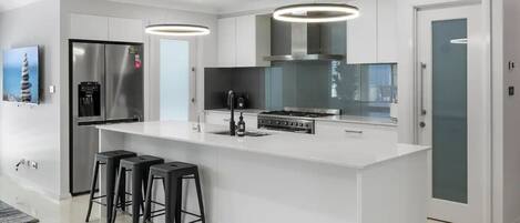 Refrigerador, horno, placa de cocina, lavavajillas