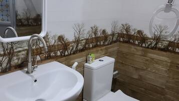 Een douche, handdoeken, zeep, shampoo