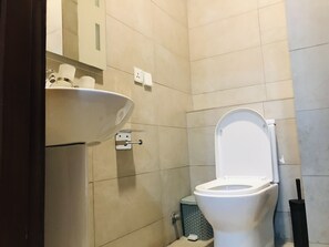 Bidet, towels, soap, toilet paper - Amazing 2 bedrooms w/free Wi-Fi - 15 minutes from the Airport  (Spintex, Accra)